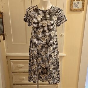 Lularoe black and white rose print dress Sz XS 🎁